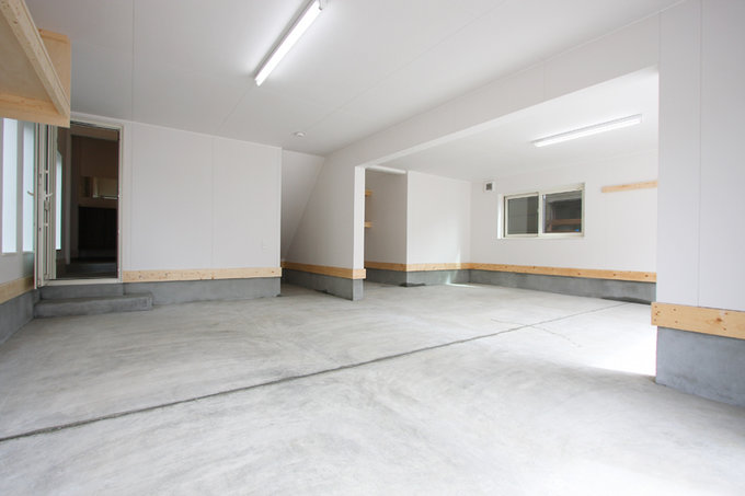 ２台並列組込ガレージとスキップフロアのある家